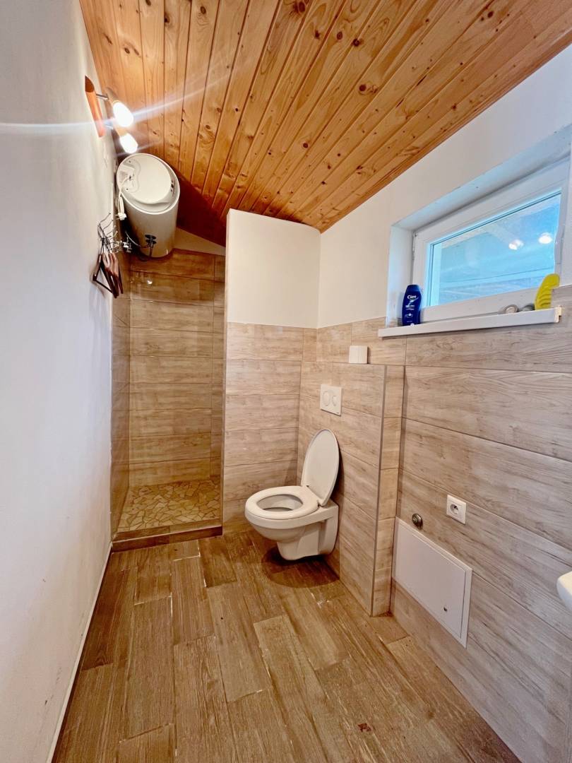 Stavebný pozemok so záhradným domčekom, Jablonové