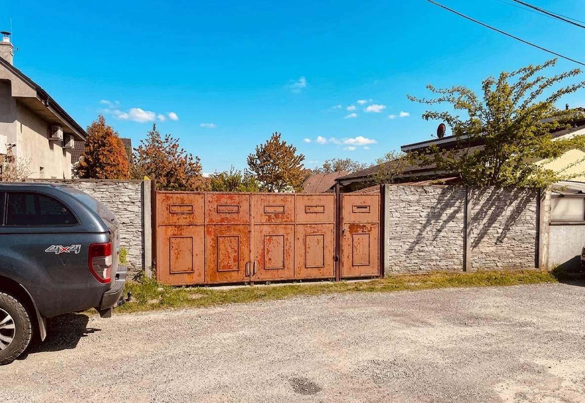 Stavebný pozemok so záhradným domčekom, Jablonové