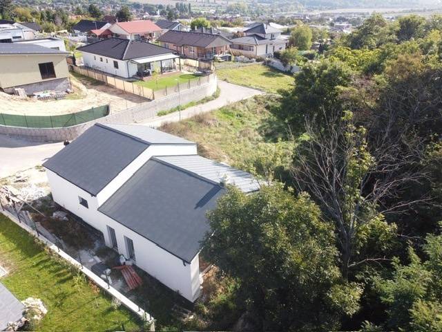 Novostavba v Štitároch pod lesom