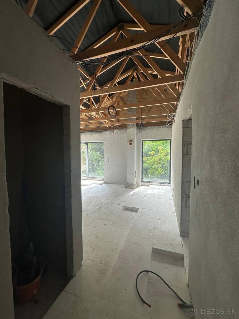 Novostavba v Štitároch pod lesom