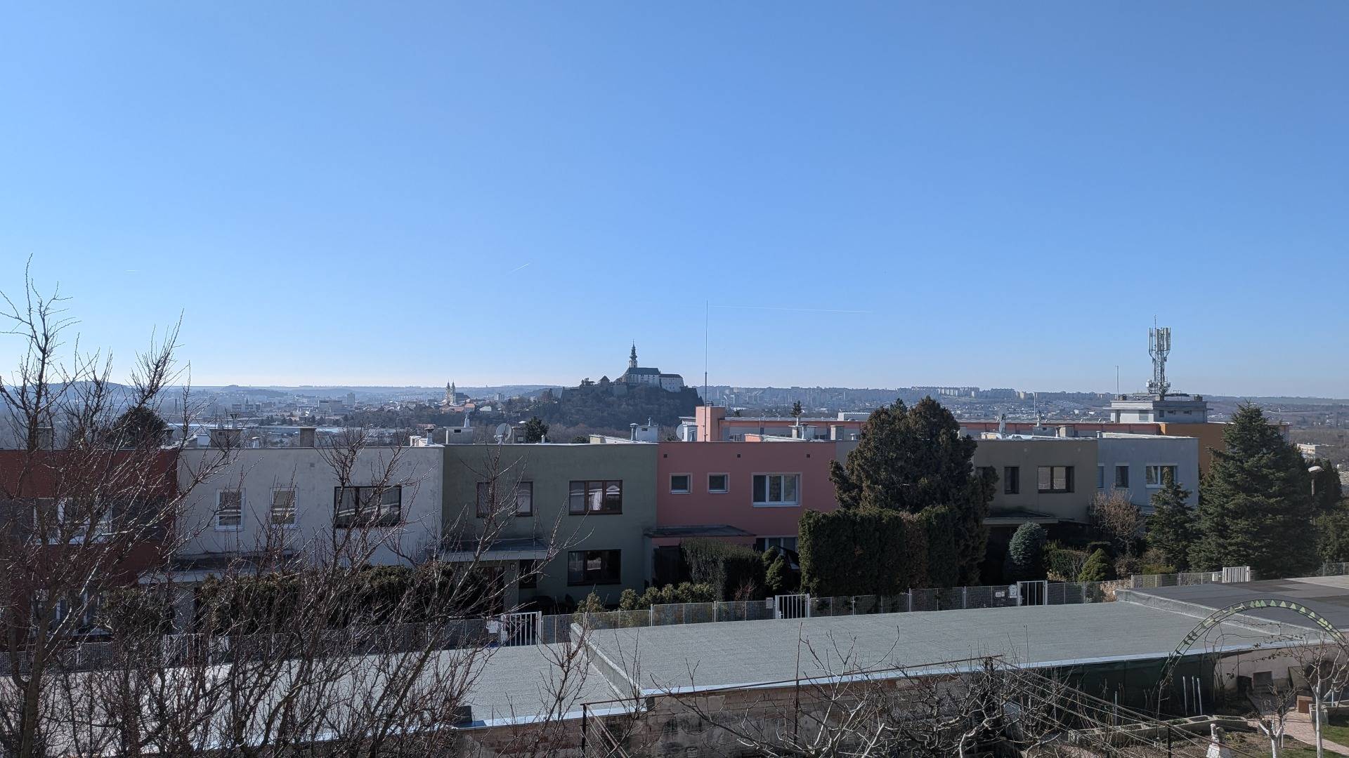 Radový domček na Zobore s výhľadom na mesto, Ružová ulica, garáž