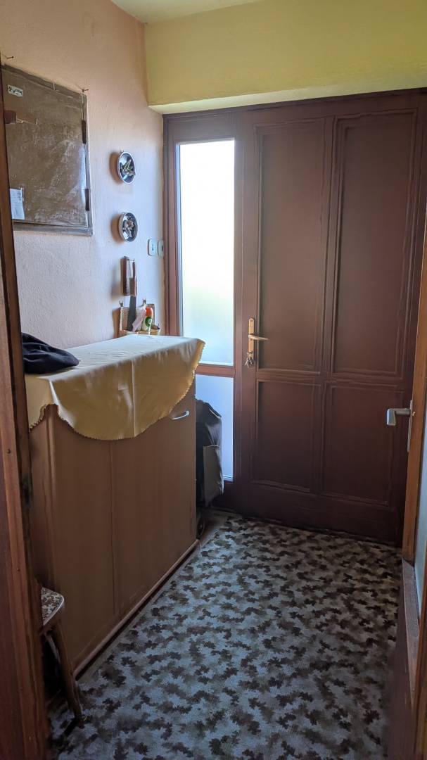 Radový domček na Zobore s výhľadom na mesto, Ružová ulica, garáž