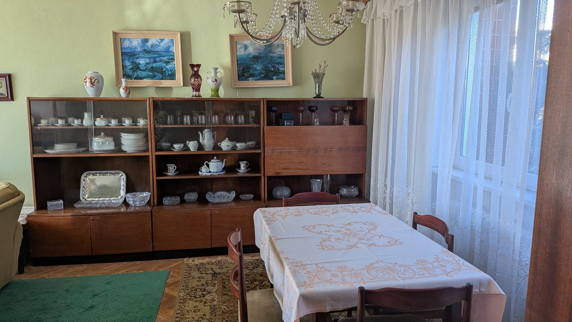 Radový domček na Zobore s výhľadom na mesto, Ružová ulica, garáž