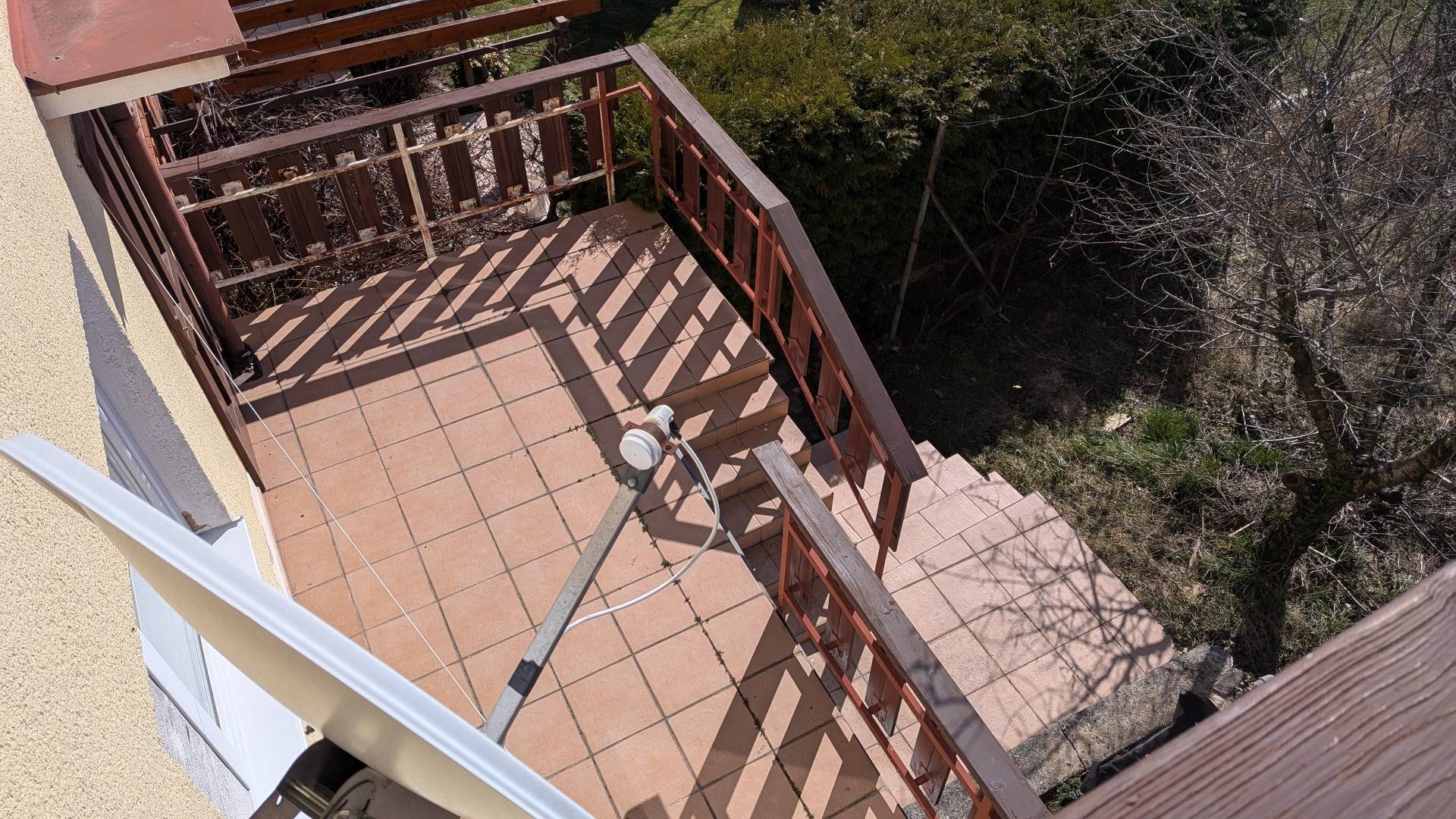 Radový domček na Zobore s výhľadom na mesto, Ružová ulica, garáž