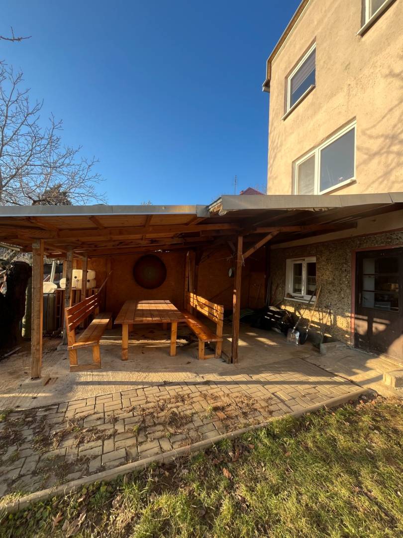 Rodinný dom v Štitároch s výhľadom a pod lesom