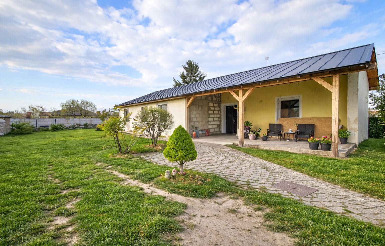 Ponúkame na predaj rodinný dom s veľkým pozemkom v obci Trnávka