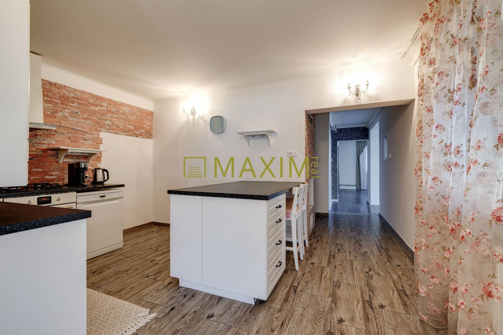 TOP!Elegantný priestranný rodinný dom so záhradou v Kostolišti, MA