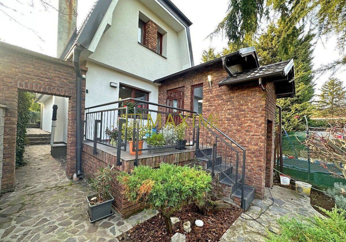 Útulný 3-izbový rodinný dom vo vyhľadávanej lokalite Dúbravka, BA