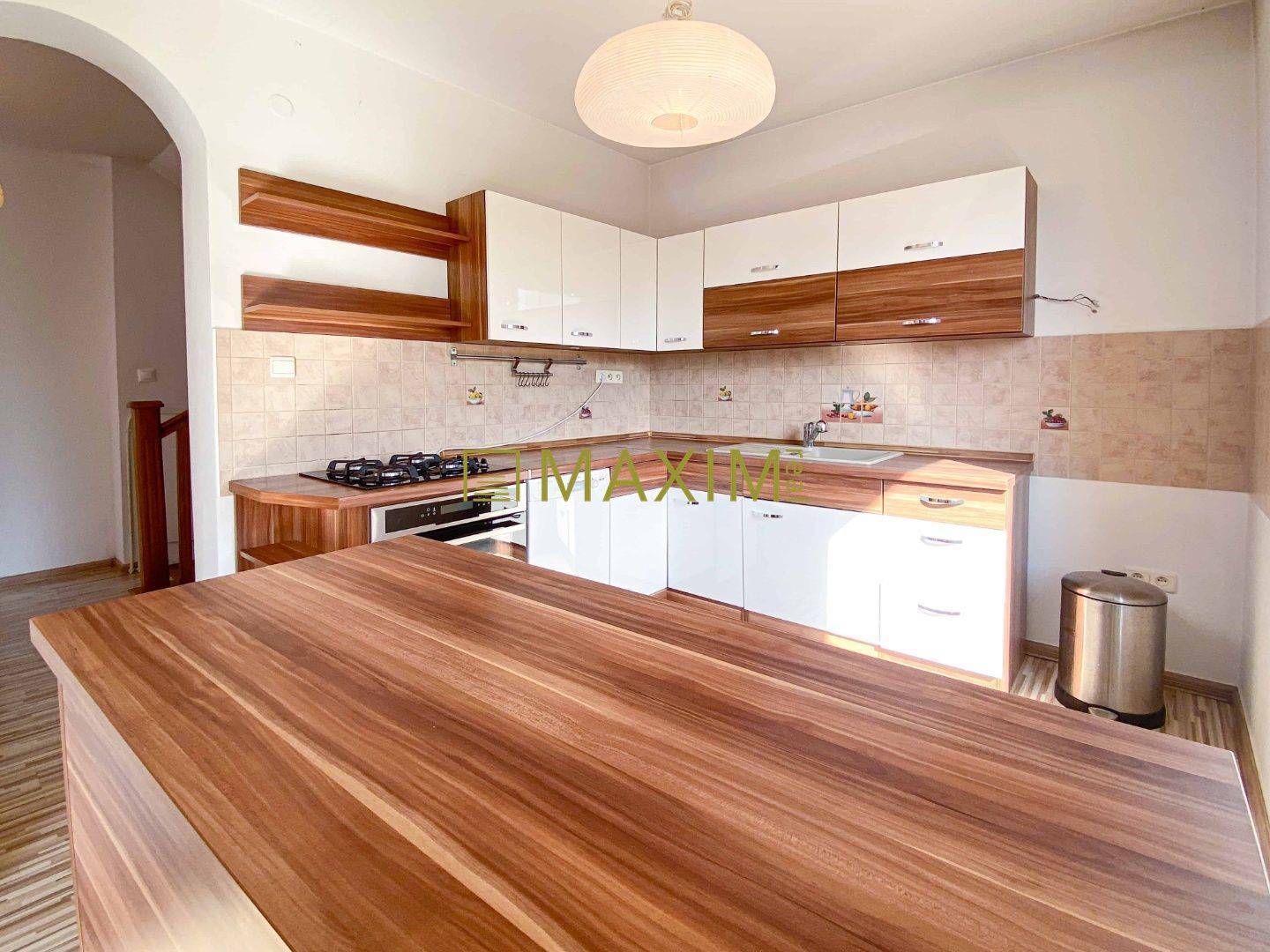 5-izbový rodinný dom, dvojpodlažný, podpivničený, Kátlovce