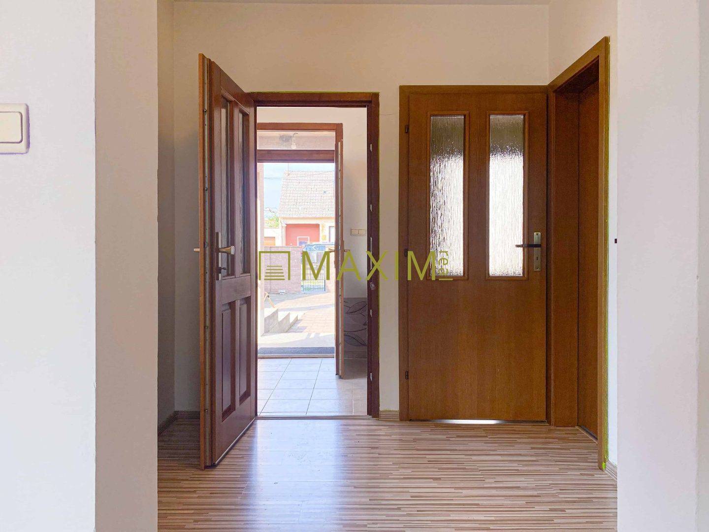 5-izbový rodinný dom, dvojpodlažný, podpivničený, Kátlovce