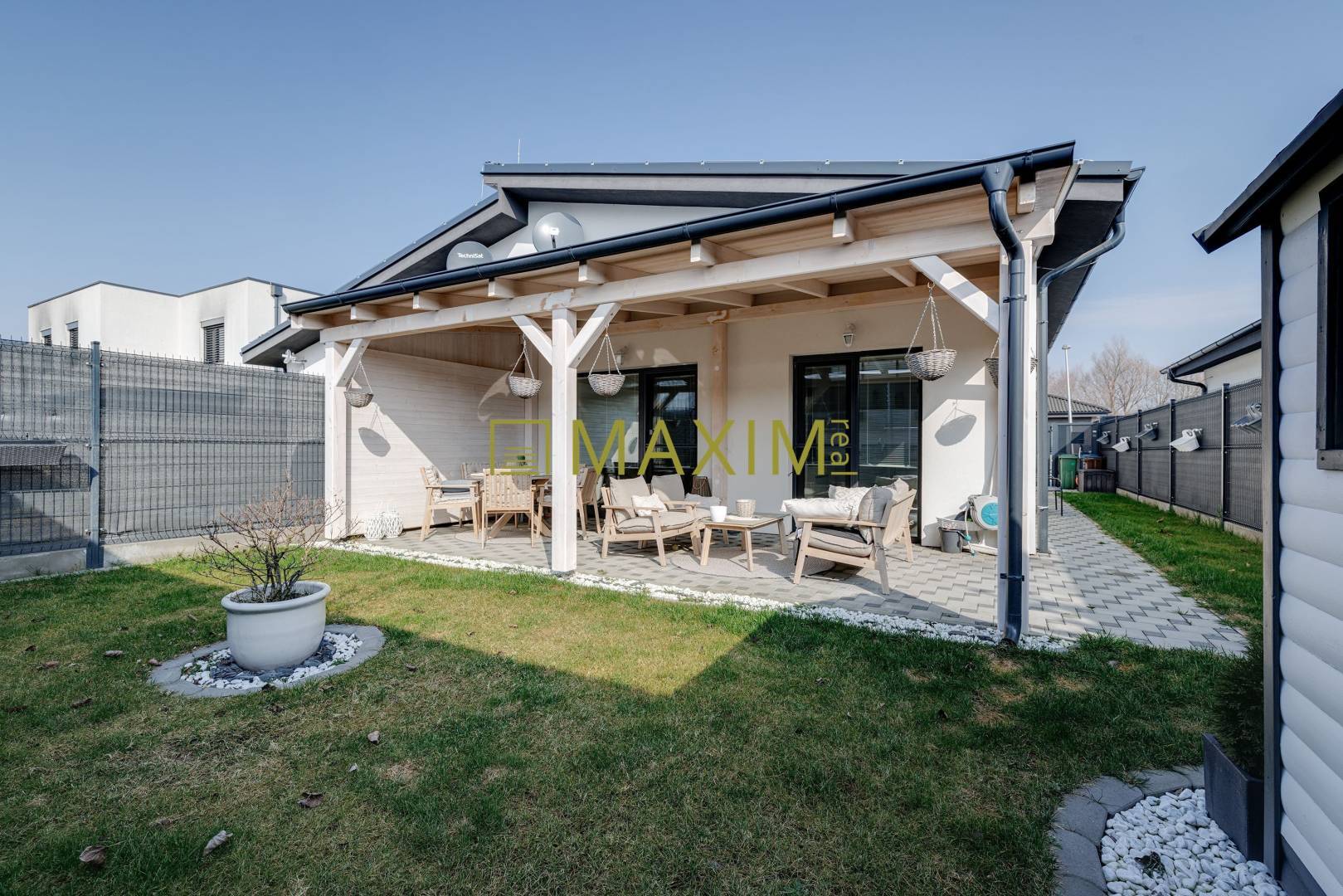 NOVOSTAVBA 2024 – Elegantný 3izb dvojdom s terasou,dizajnovou kuchyňou