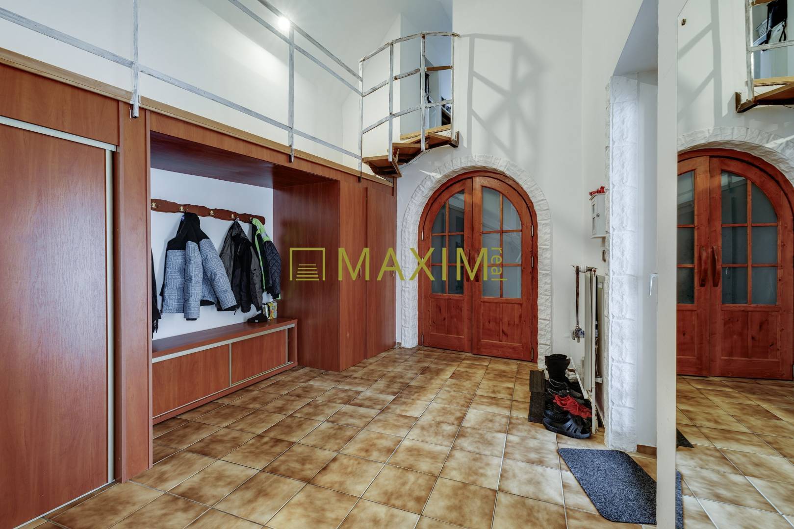 Veľkopriestorový dvojgeneračný 6 izbový dom s potenciálom k podnikaniu