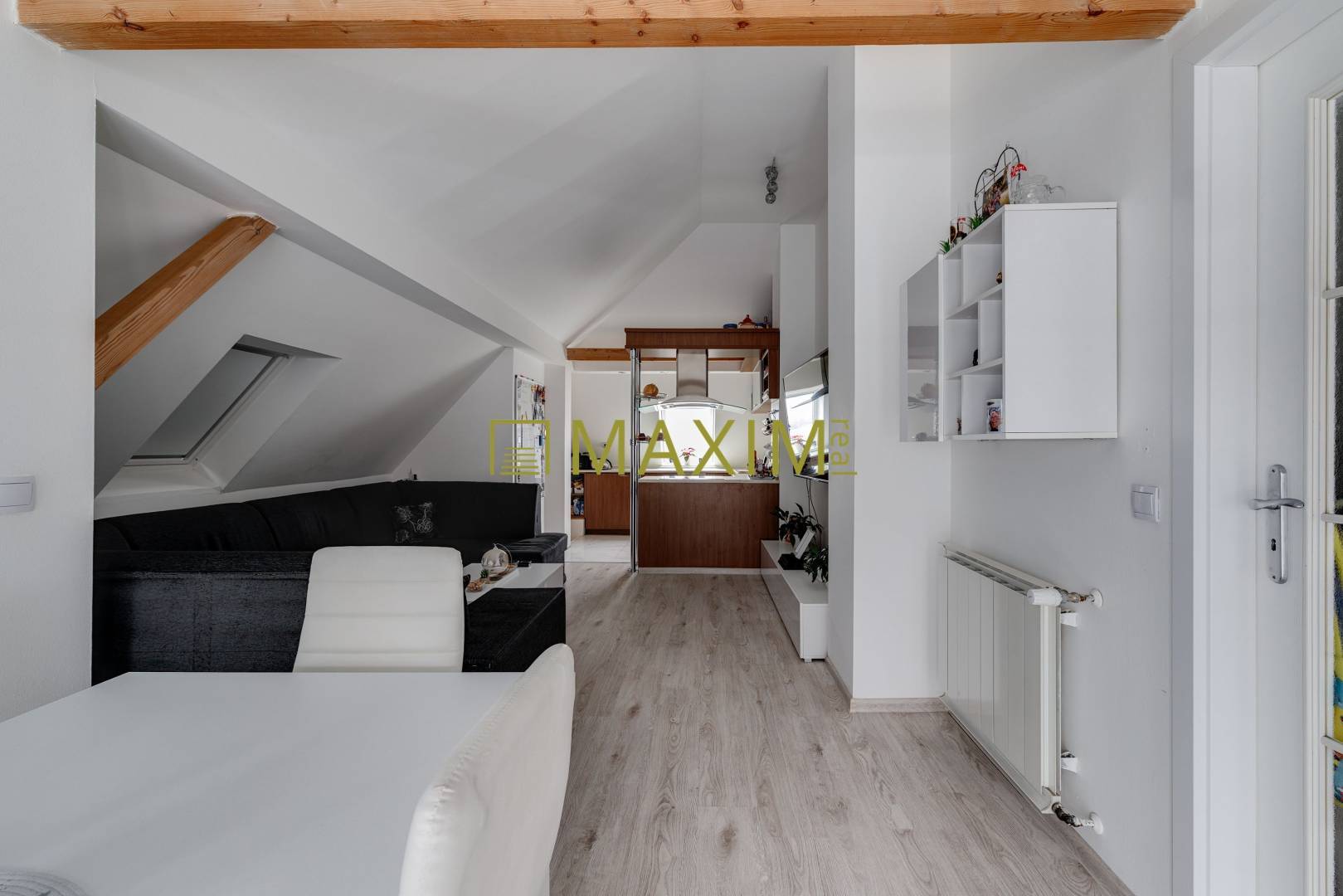 Veľkopriestorový dvojgeneračný 6 izbový dom s potenciálom k podnikaniu