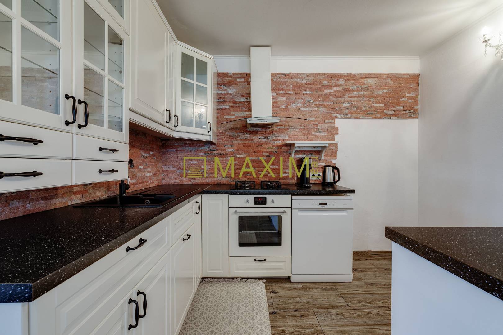 TOP!Elegantný priestranný rodinný dom so záhradou v Kostolišti, MA