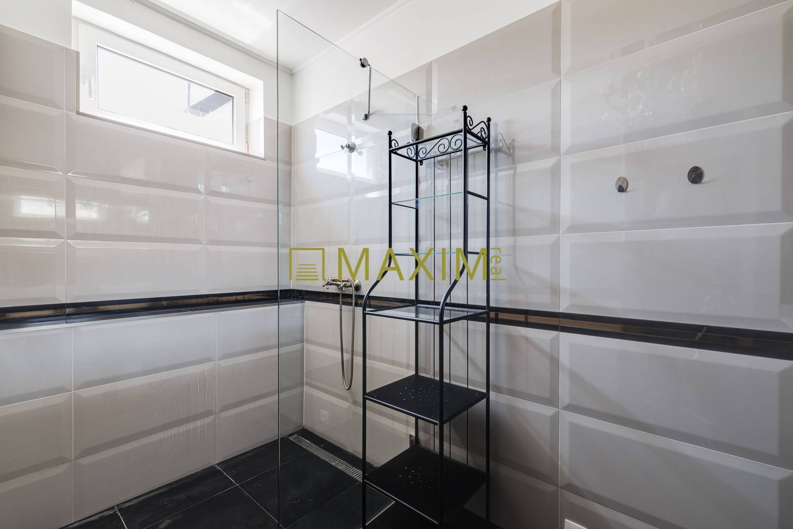 TOP!Elegantný priestranný rodinný dom so záhradou v Kostolišti, MA