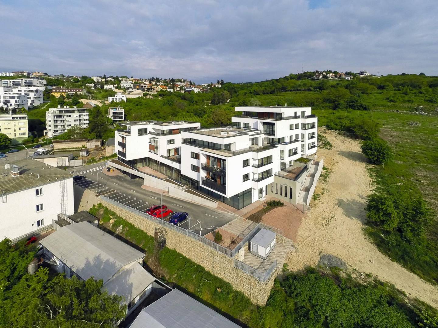 Výnimočný 3-izbový byt s predzáhradkou na Kolibe