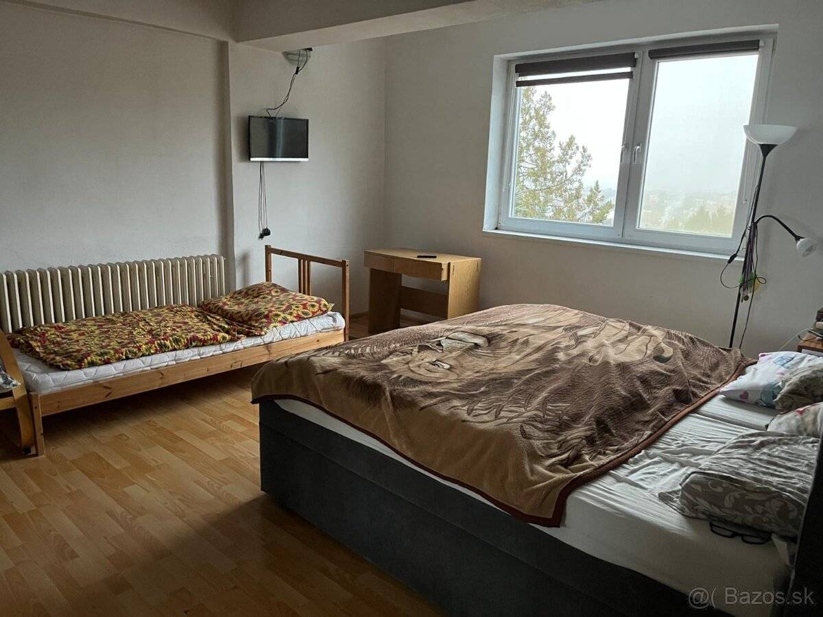 Rodinný dom v Štitároch s výhľadom a pod lesom