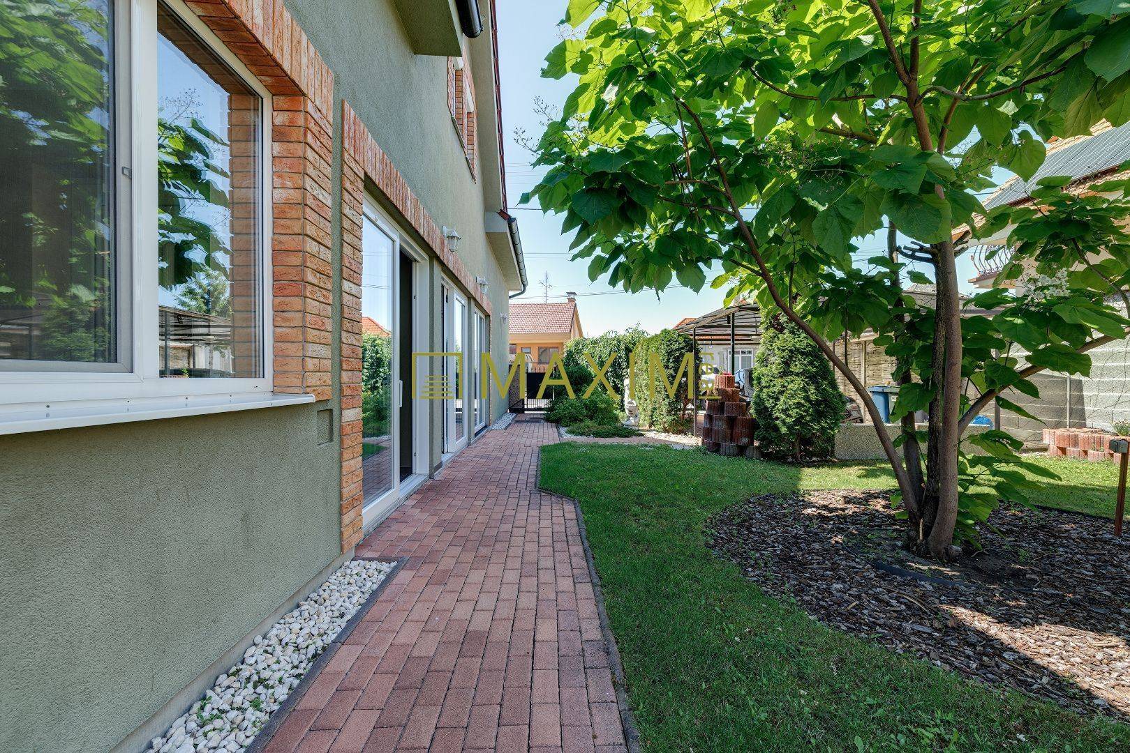 TOP!Elegantný priestranný rodinný dom so záhradou v Kostolišti, MA