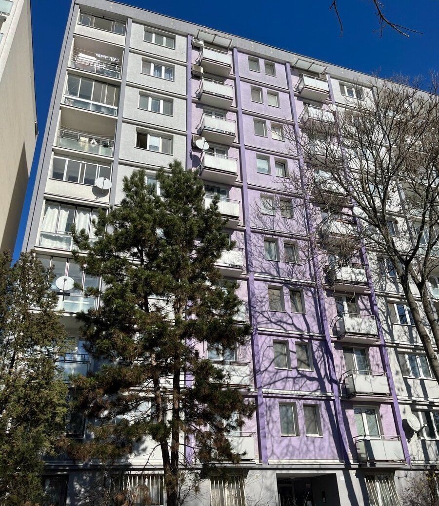 3 izb. byt v zelenej časti Ružinova (pri OC Retro)- na skok do centra