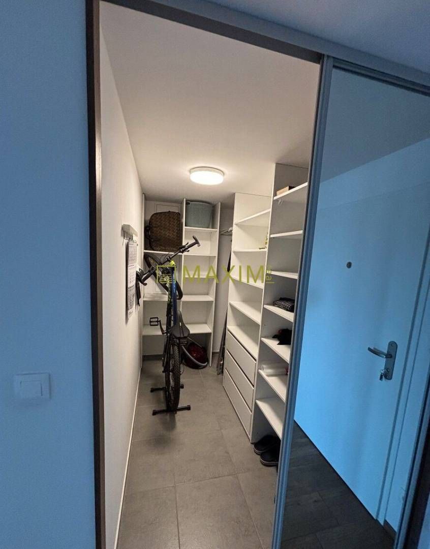 S garážovým státím 2 izbový byt na Jarabinkovej ulici v Bratislave