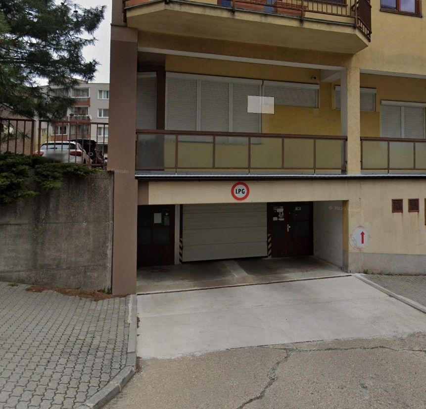 Garáž aj s pozemkom na ulici Hlaváčikova