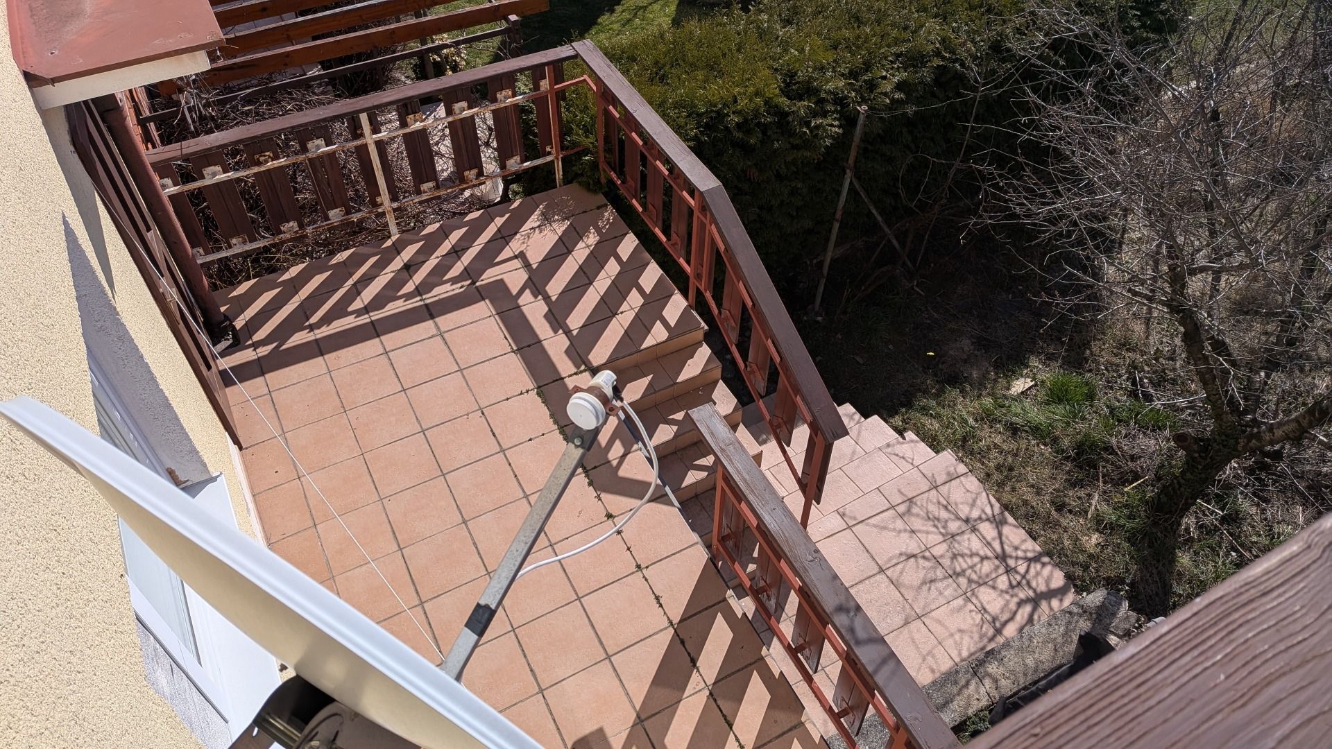 Radový domček na Zobore s výhľadom na mesto, Ružová ulica, garáž