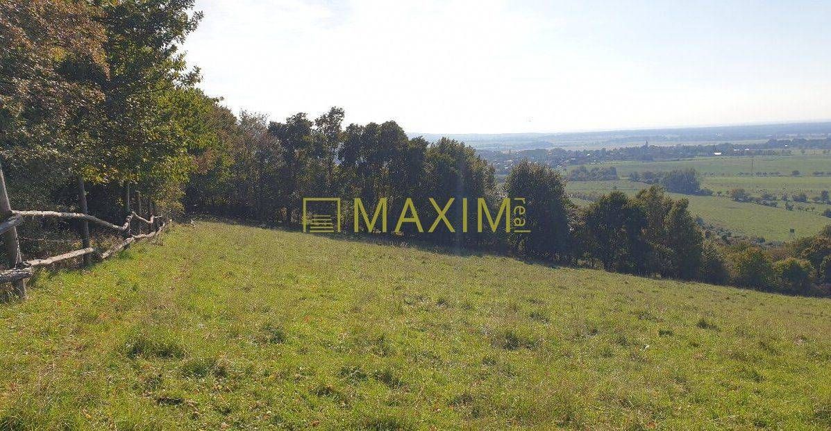 Slnečný takmer hektárový pozemok (9410m²) v k.ú. Kuchyňa s nádherným p