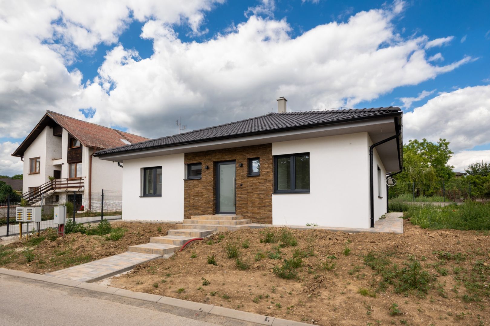 Bungalov v centre obce Cabaj Čápor v štandarde, Dom č.1