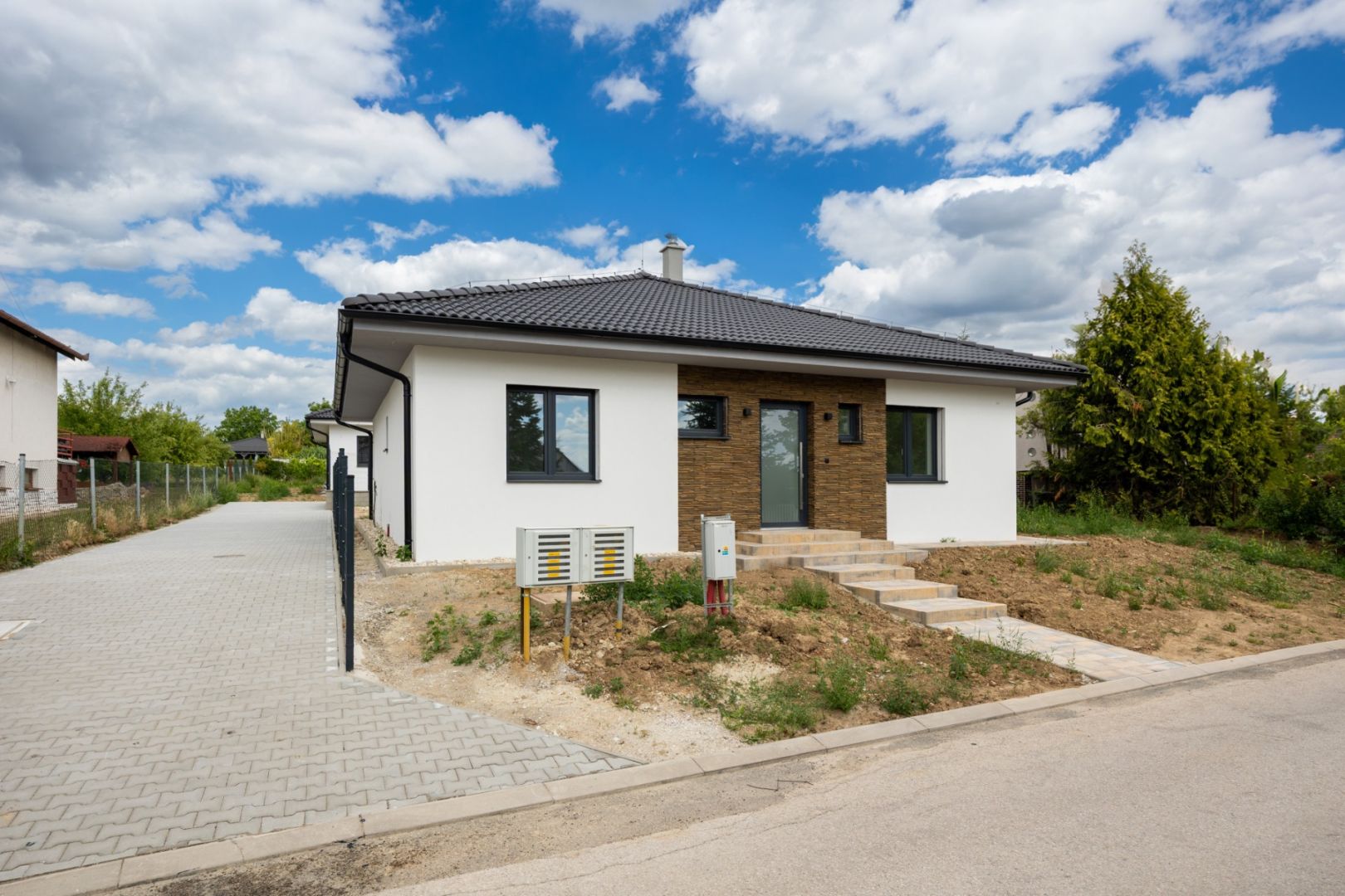 Bungalov v centre obce Cabaj Čápor v štandarde, Dom č.1