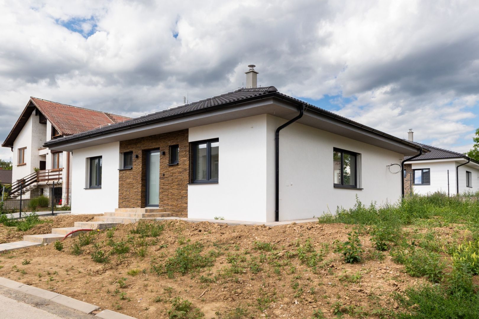 Bungalov v centre obce Cabaj Čápor v štandarde, Dom č.1