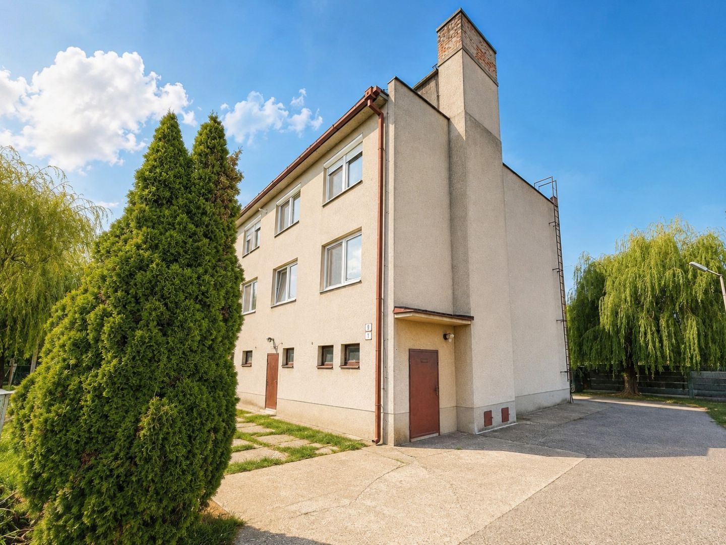4-izbový byt 93m² s garážou, záhradou a vlastným pozemkom – Jahodná