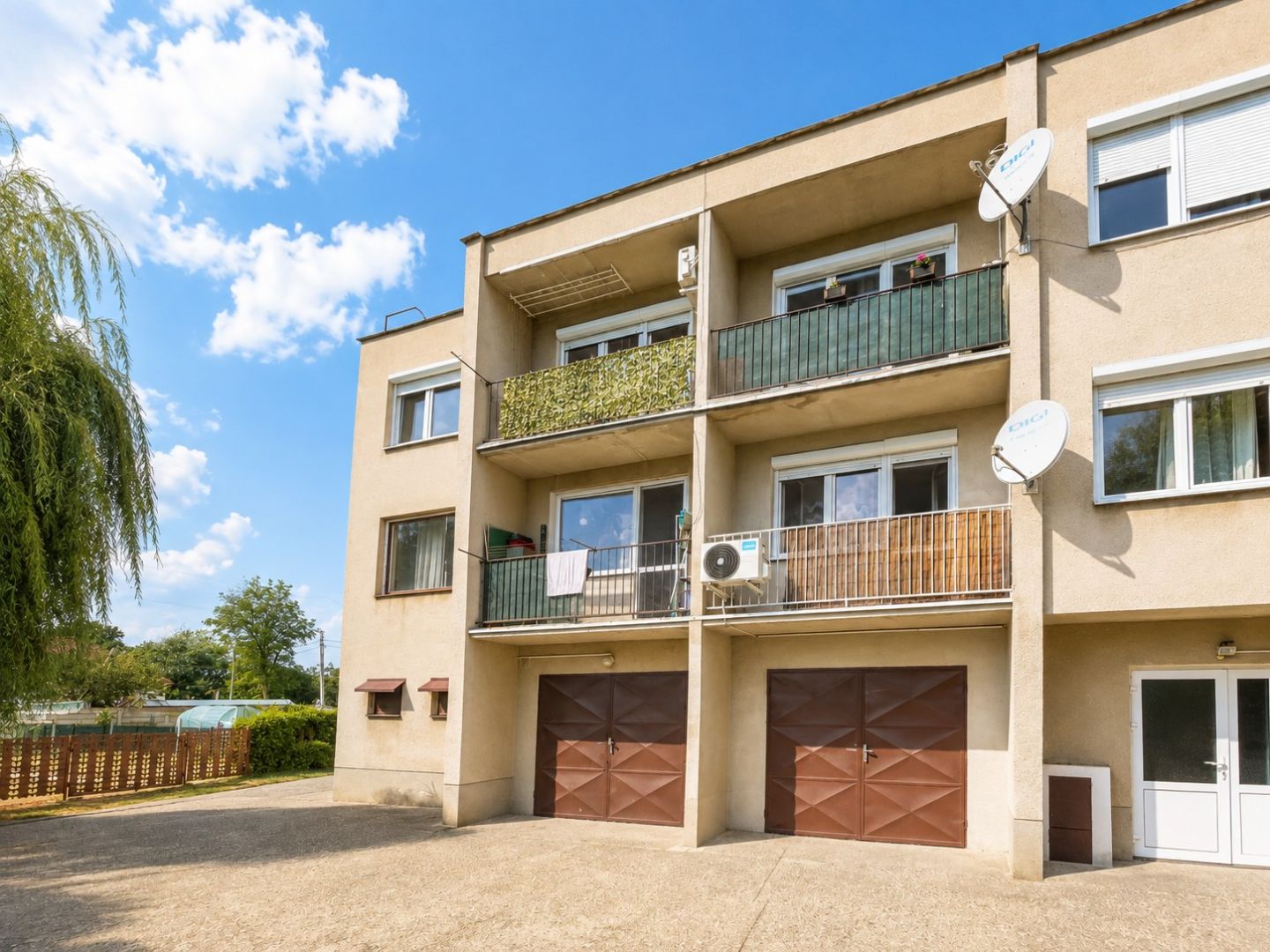 4-izbový byt 93m² s garážou, záhradou a vlastným pozemkom – Jahodná
