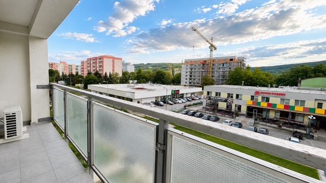 Priestranný 3-izbový byt s klimatizáciou, loggiou na Nobelovej