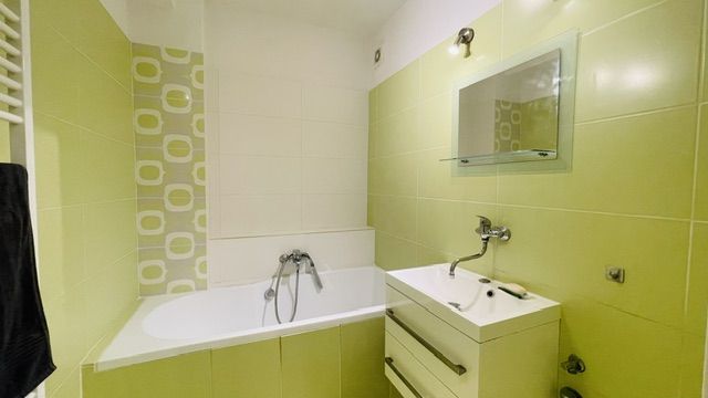 Priestranný 3-izbový byt s klimatizáciou, loggiou na Nobelovej