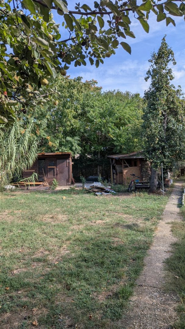 Starší dom na Chrenovej s pozemkom 1116m2, možnosť stavby druhého domu