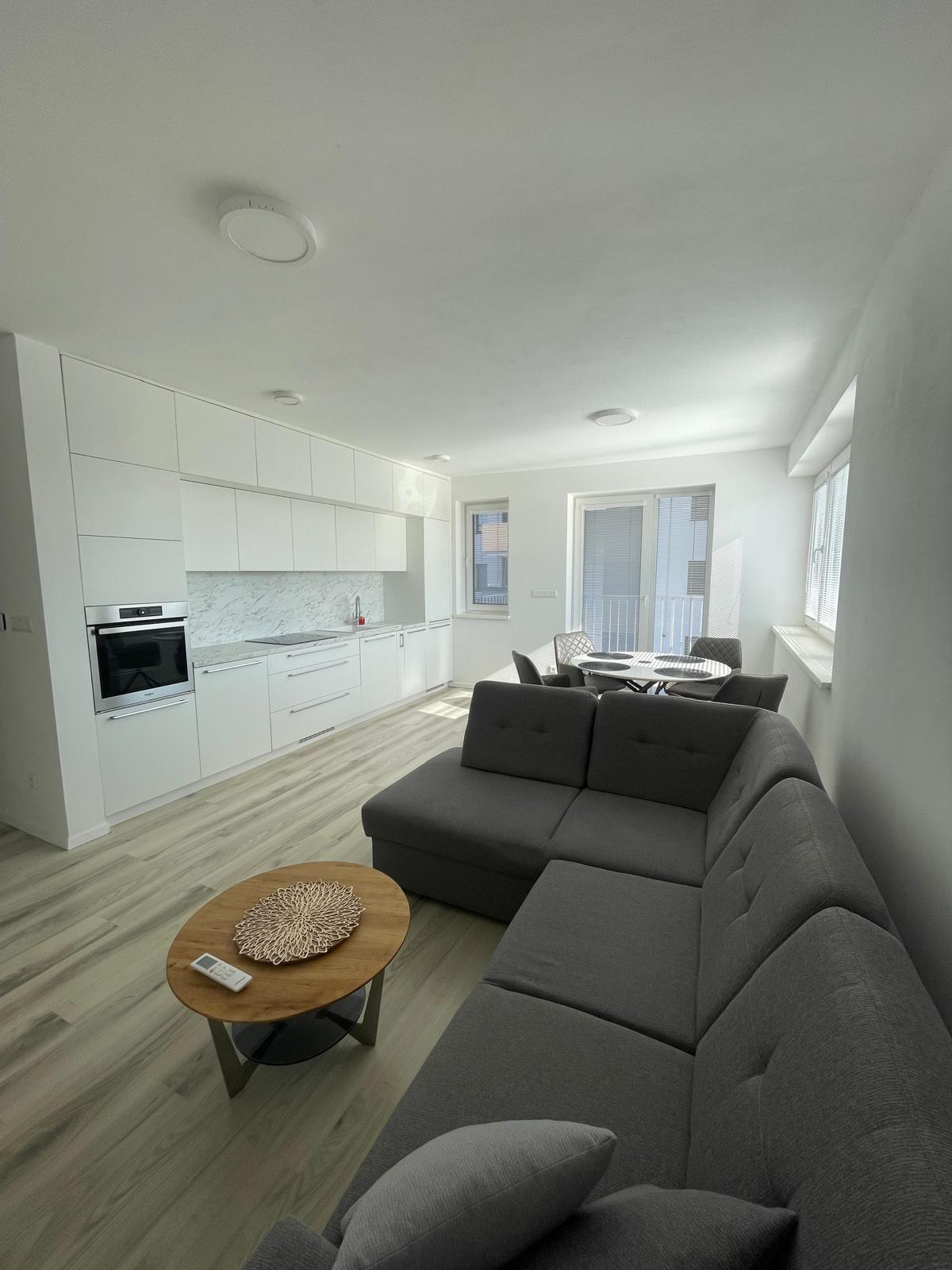 PRENÁJOM – 2-izbový moderný byt s garážou – Kmeťová, Nitra