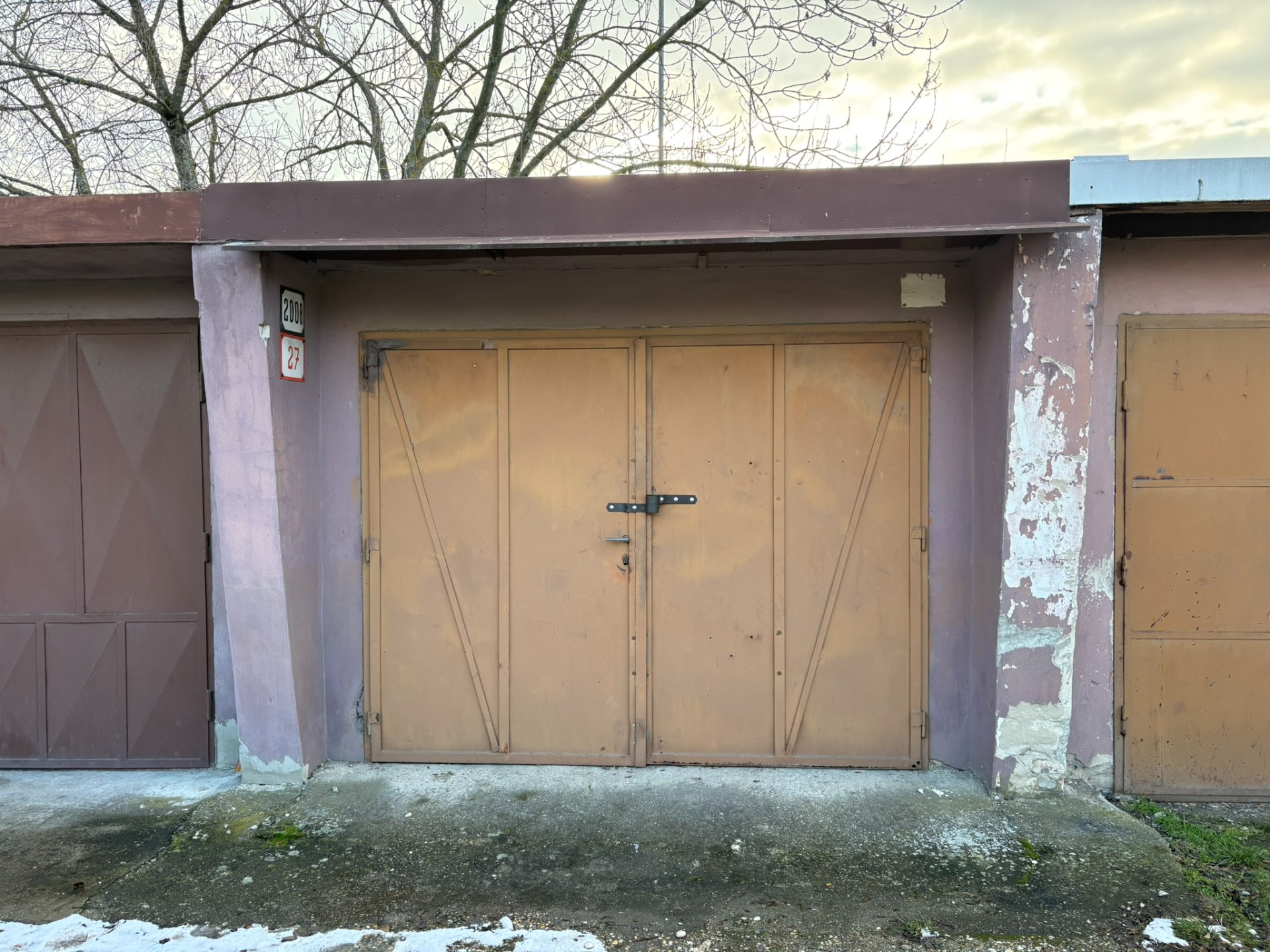 PREDAJ – Garáž na predaj v meste Galanta za kaštieľom