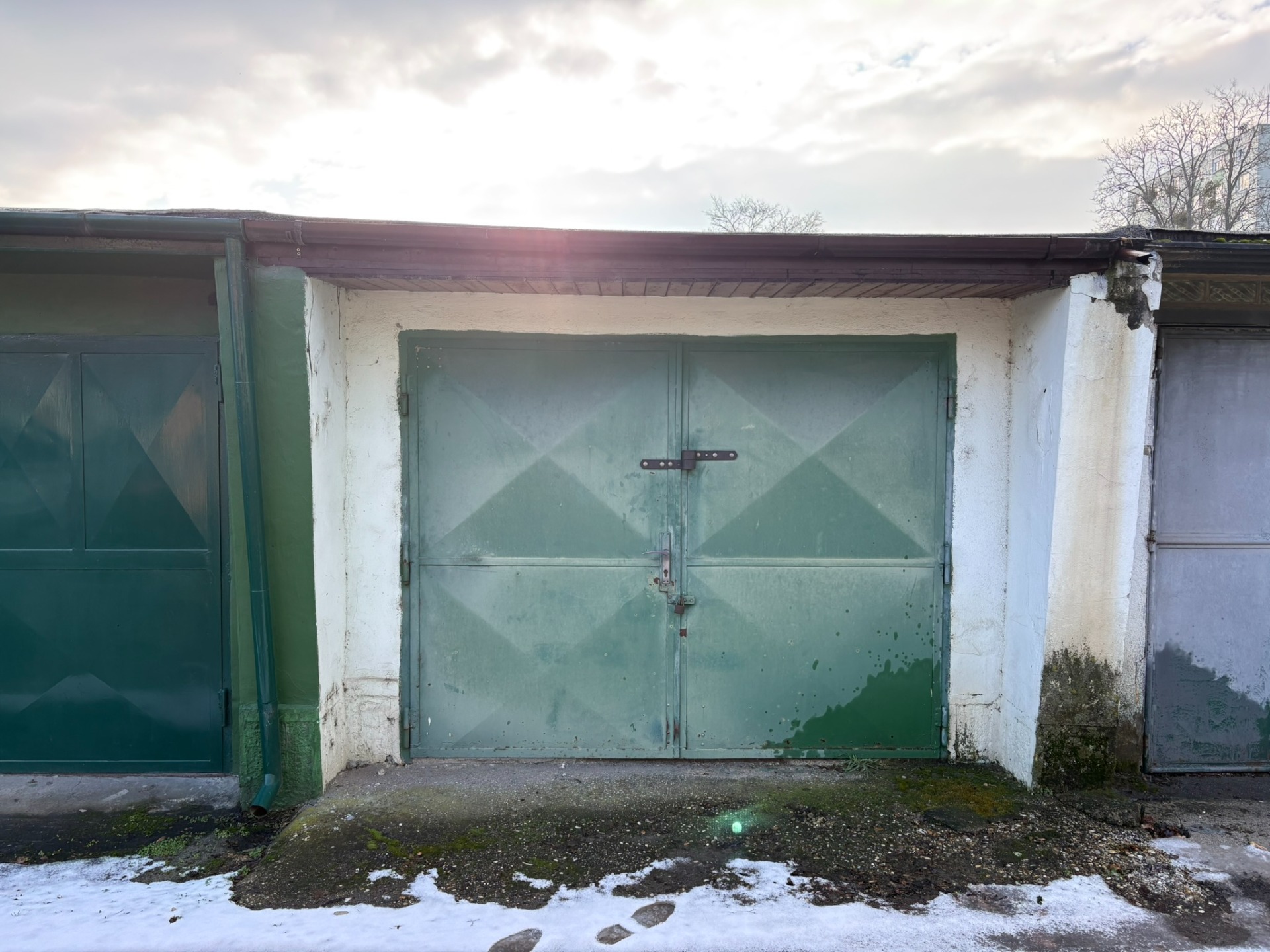 PREDAJ – Garáž na predaj v meste Galanta za kaštieľom