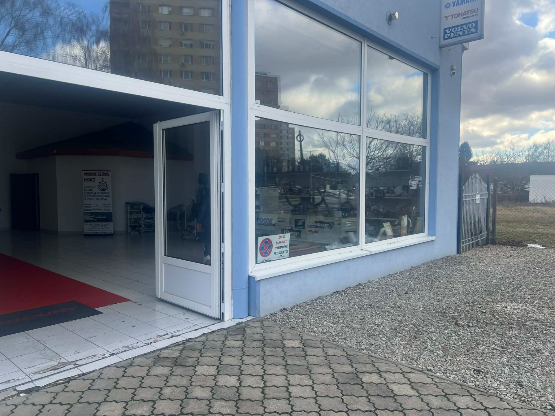 PRENÁJOM – Komerčný priestor na podnikanie – Štúrovo, Jesenského