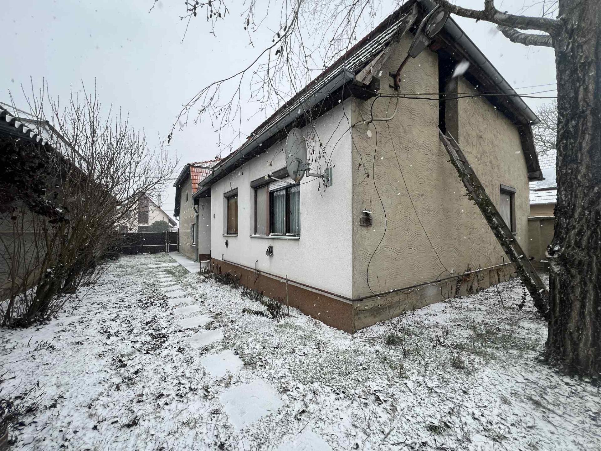 PREDAJ – Rodinný dom s väčším pozemkom v obci Kamenný Most