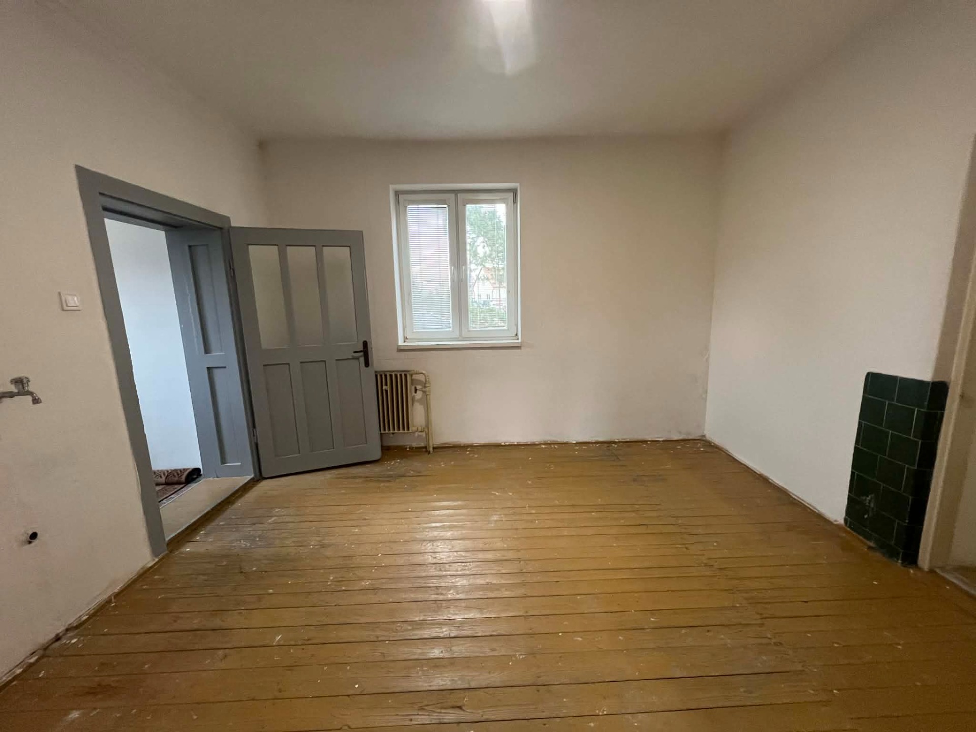 PREDAJ – 4-izbový rodinný dom s letnou kuchyňou na rekonštrukciu