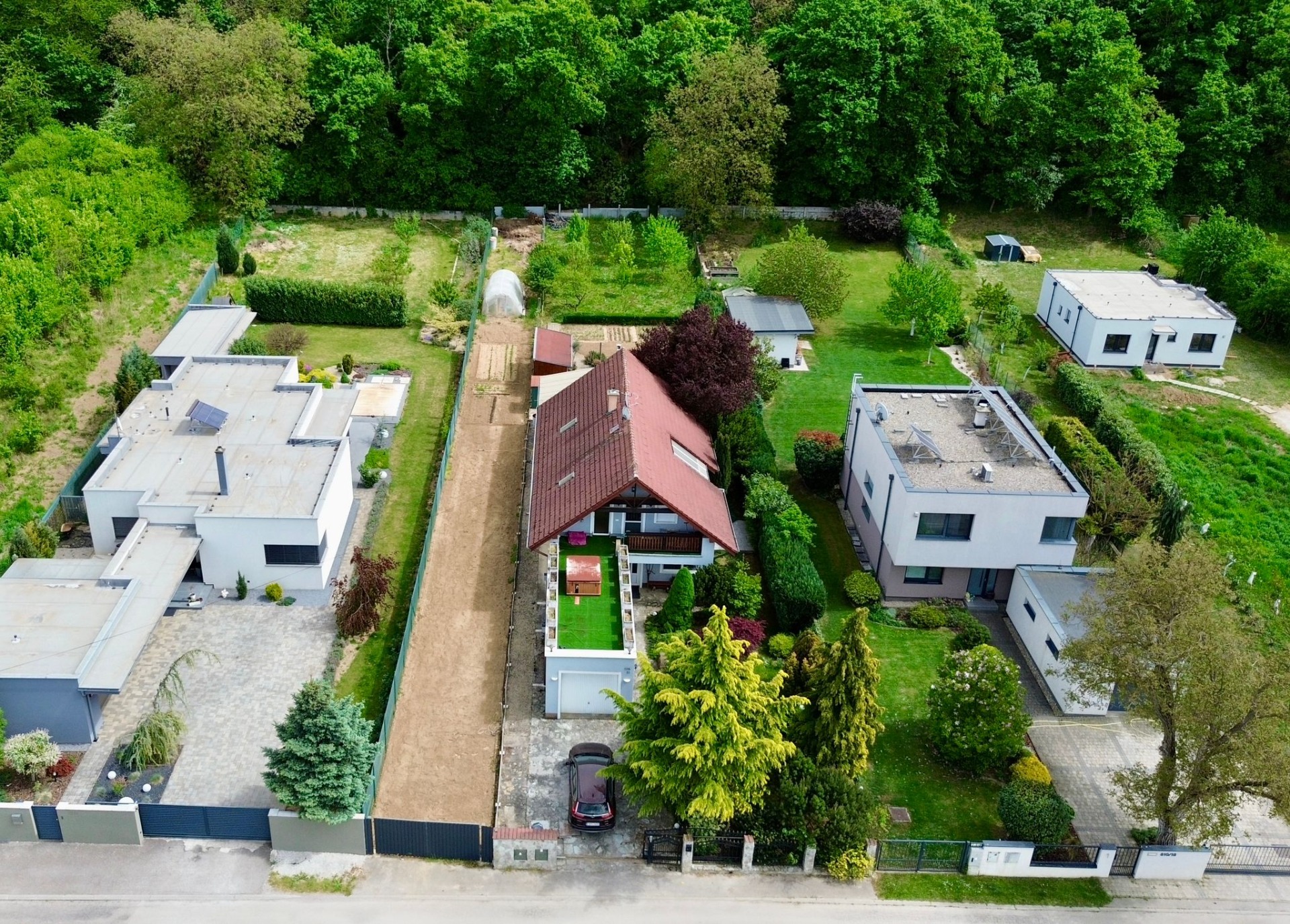 PREDAJ – 4-izbový luxusný rodinný dom s investičným pozemkom