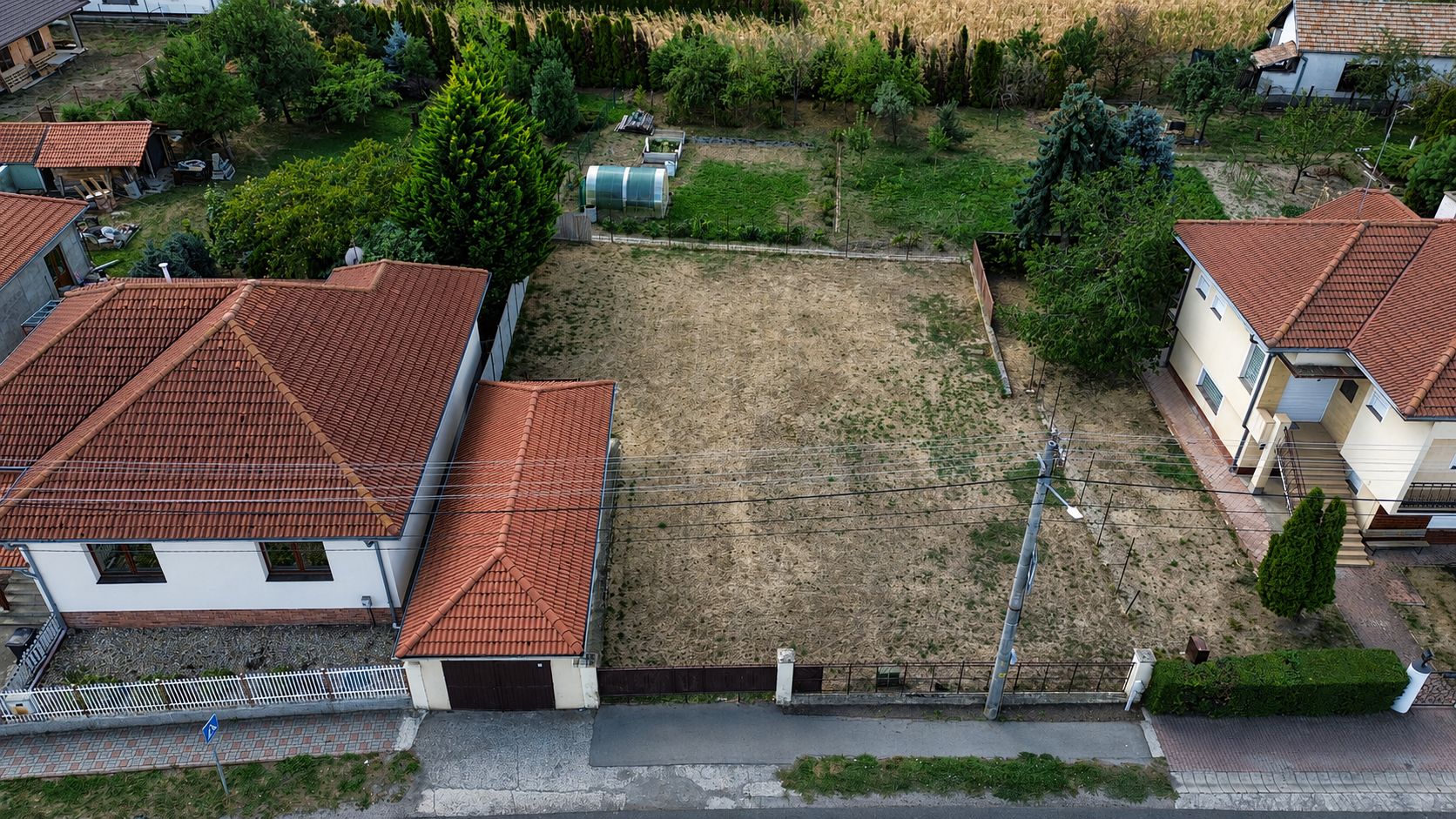 PREDAJ – rovinatý pozemok s garážou a vypracovaným projektom – Vlčany