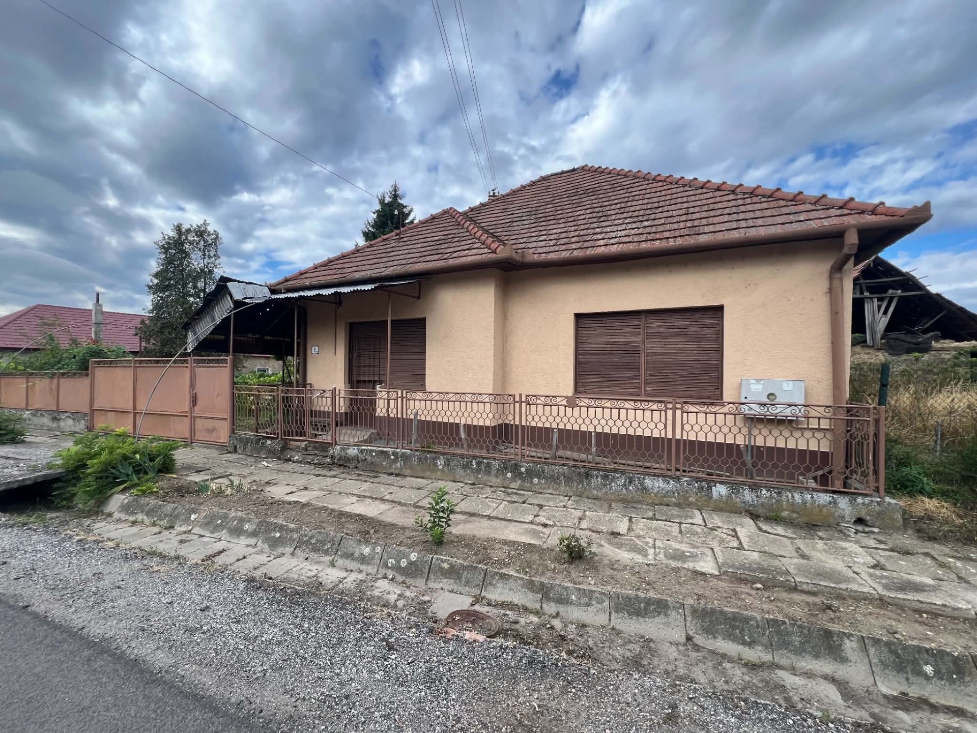 PREDAJ – Rodinný dom v obci Kamenica nad Hronom – len 5 km od Štúrova