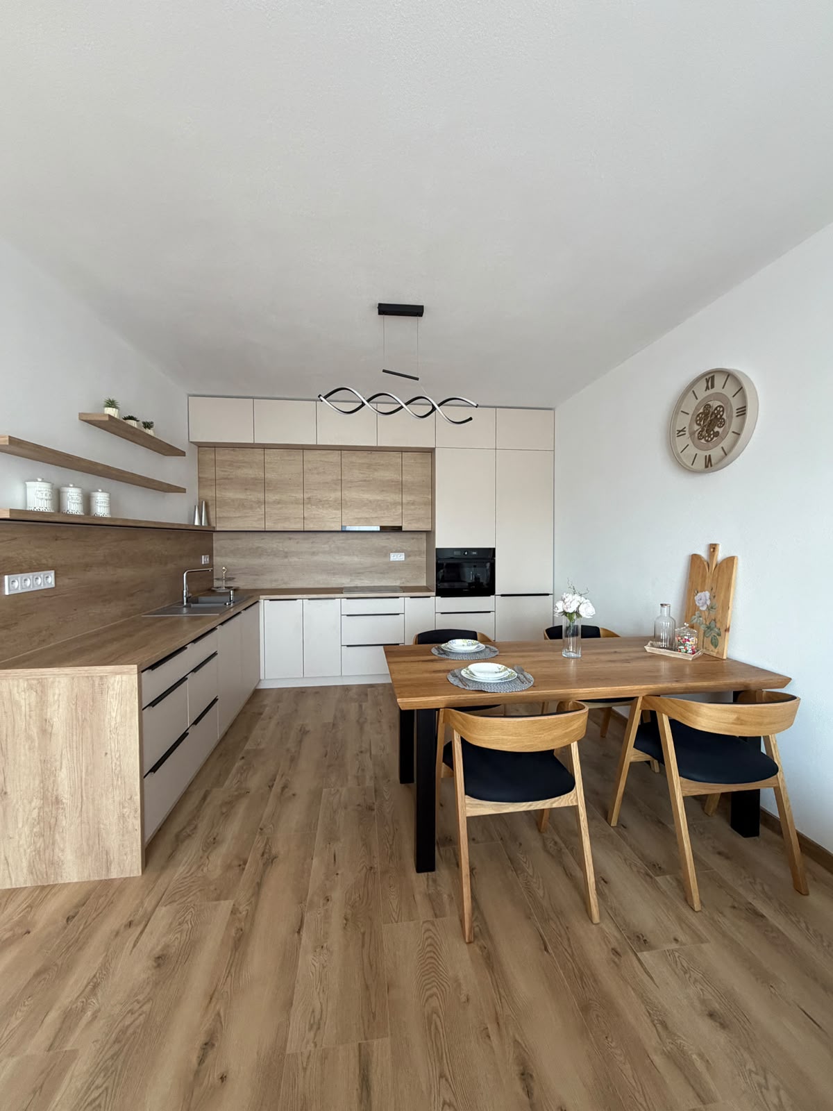 PRENÁJOM – 2-izbový luxusný byt s balkónom a parkovaním, Pivovarská ul